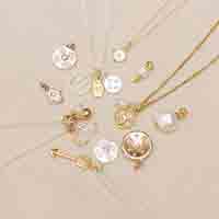Jewelry with 4 necklaces ang golden earrings